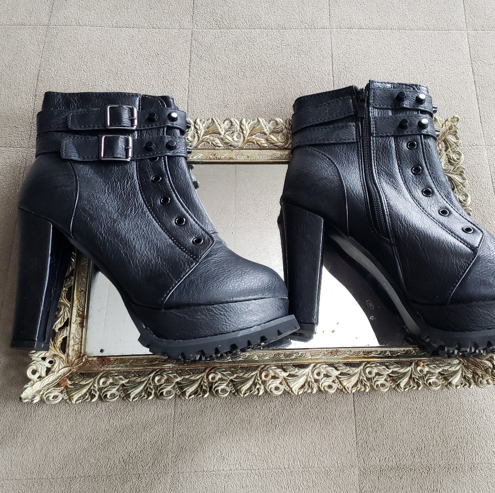 NWOT Heeled booties